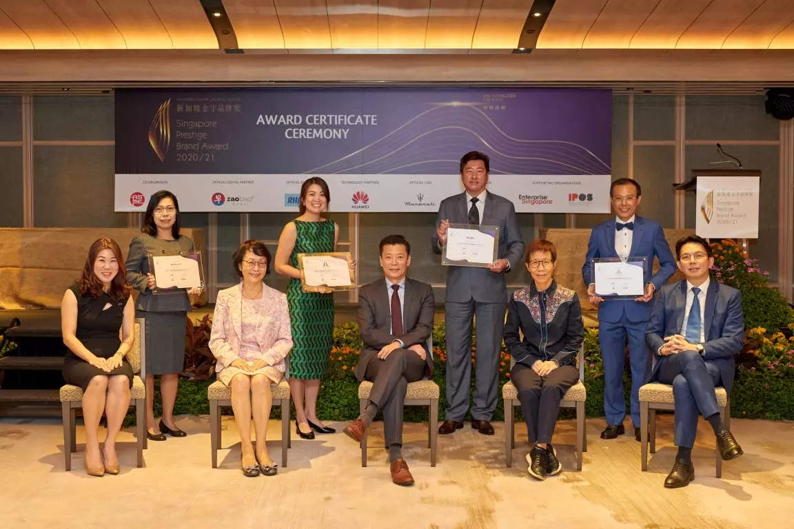 From left (Back): Ms Juliana Lim, Head of Corporate Development & Corporate Communications, EM Services, Ms Ong Hui Ming, Deputy Chief Executive Officer, ECON Healthcare, Mr Ling Huat Sing, Chief Executive Officer, Four Star and Mr Kim Wah Boon, Founder & Group CEO, Dickson Group. From left (Front): Ms Jacqueline You-Seah, Head, Strategic Partnerships | Brand Marketing & Communications, RHB Singapore, Ms Chew Lee Ching, Chairman, SPBA 2020/21 Organising Committee, Association of Small & Medium Enterprises, Mr Goh Sin Teck, Editor, Lianhe Zaobao, Ms Goh Sin Hwee, Co-Chairman, SPBA 2020/21 Organising Committee, Lianhe Zaobao and Mr Ivan Low, Chief Strategy Officer, Huawei International.